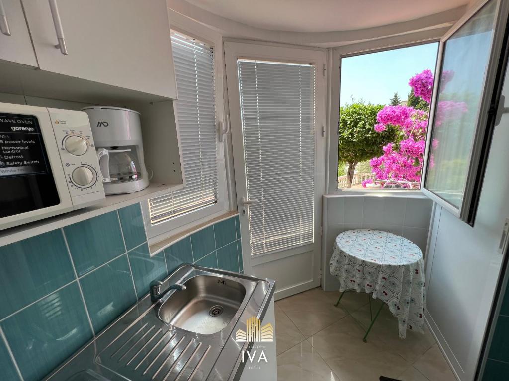 Kuchyň nebo kuchyňský kout v ubytování Apartmani IVA Bečići