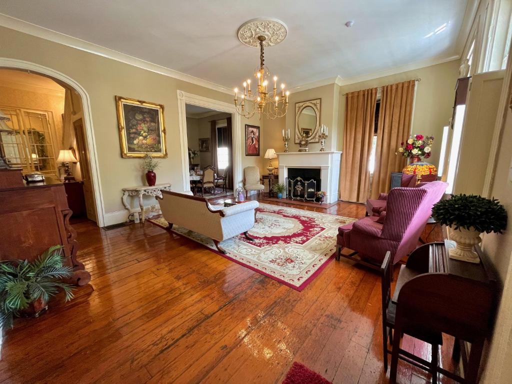 uma sala de estar com um sofá e uma lareira em The Beaumont House Natchez em Natchez