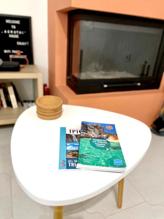 Televízia a/alebo spoločenská miestnosť v ubytovaní Agrothi