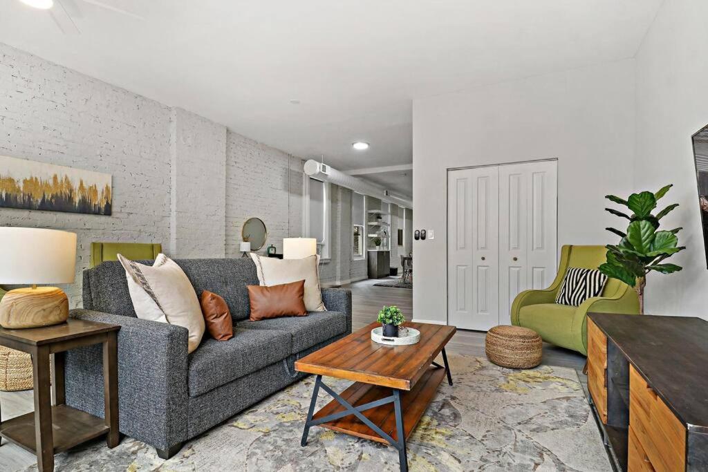 ein Wohnzimmer mit einem Sofa und 2 Stühlen in der Unterkunft Wonderful 2BR Apartment close to Restaurants- Hubbard 4 in Chicago