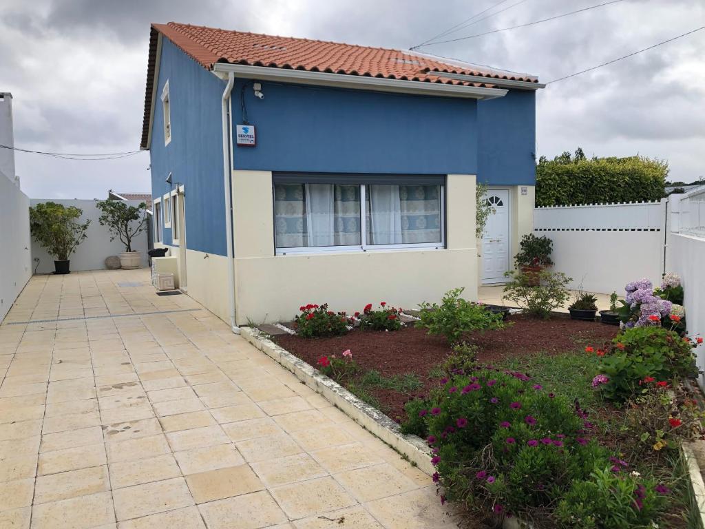 une maison bleue et blanche avec une allée dans l'établissement Villa Populo, à Ponta Delgada