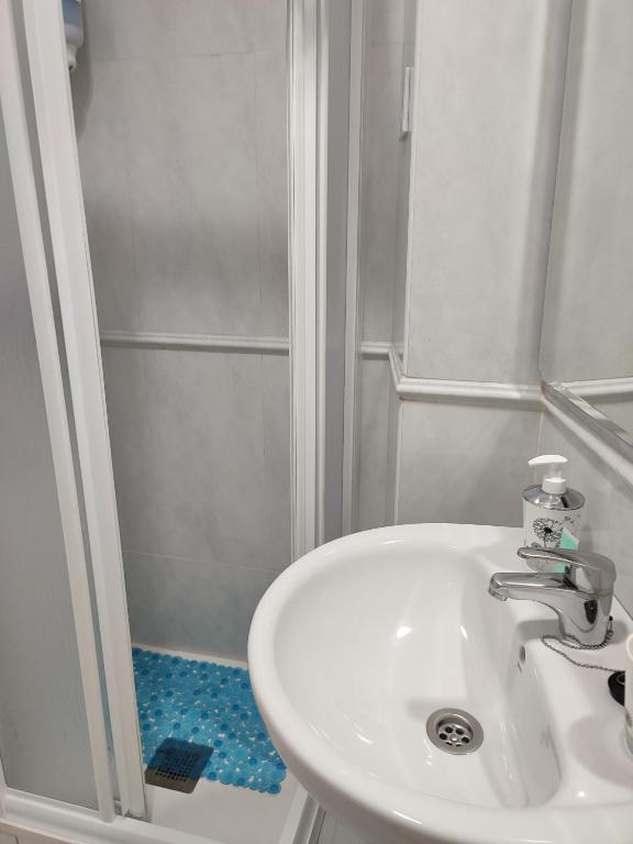 A bathroom at Apartamentos Oscar