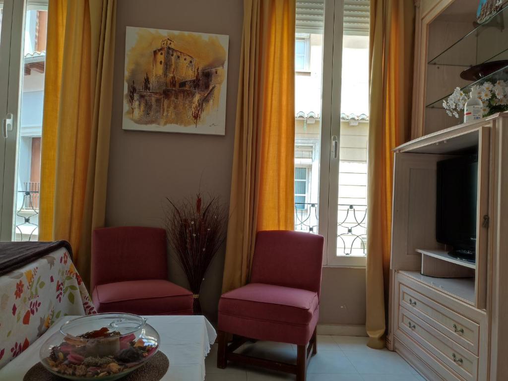 A television and/or entertainment centre at Apartamentos Oscar