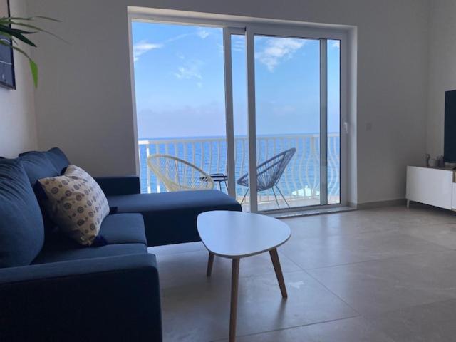 Posezení v ubytování Lovely Sea View 3 Bedroom Apt in Marsalforn Gozo.
