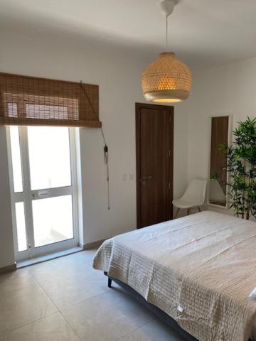 Postel nebo postele na pokoji v ubytování Lovely Sea View 3 Bedroom Apt in Marsalforn Gozo.