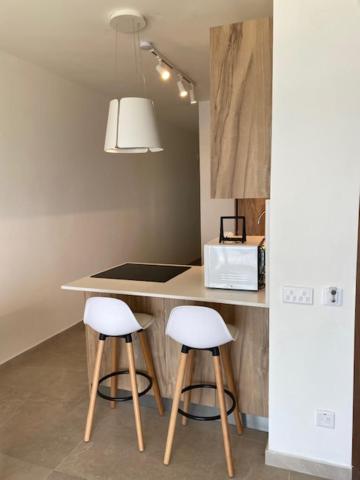 Fotografie z fotogalerie ubytování Lovely Sea View 3 Bedroom Apt in Marsalforn Gozo. v destinaci Żebbuġ