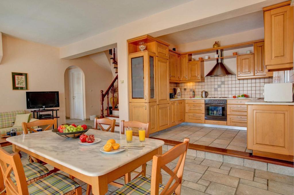 A kitchen or kitchenette at Villa Kerasia House by Villa Plus