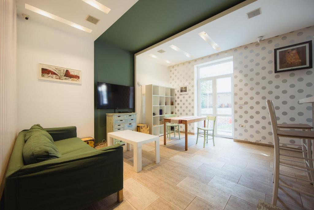 Televízia a/alebo spoločenská miestnosť v ubytovaní Hostel Bongo