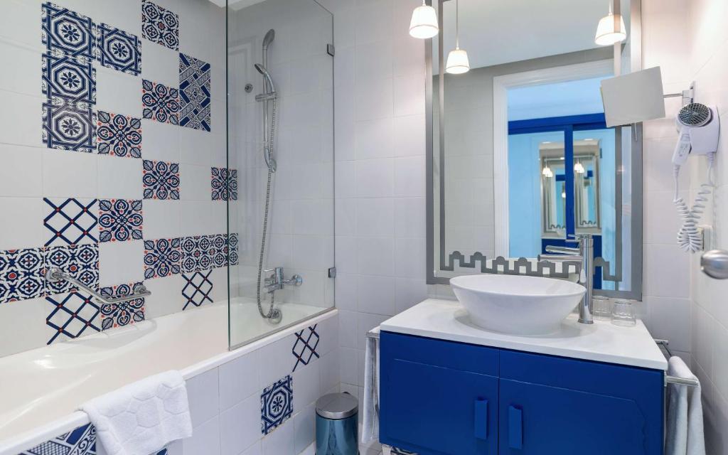 Koupelna v ubytování Radisson Blu Resort & Thalasso Hammamet