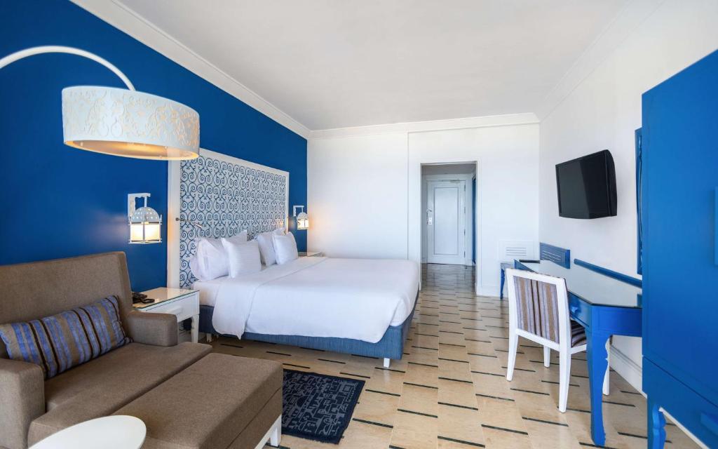 Postel nebo postele na pokoji v ubytování Radisson Blu Resort & Thalasso Hammamet