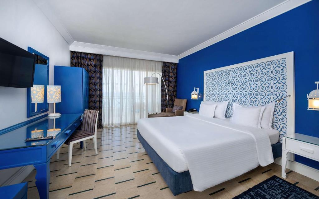 Postel nebo postele na pokoji v ubytování Radisson Blu Resort & Thalasso Hammamet