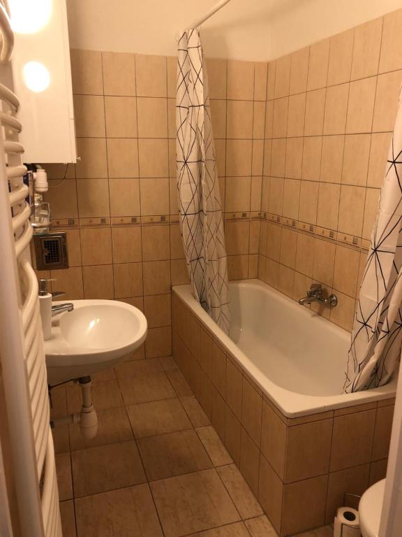 y baño con bañera y lavamanos. en Downtown Apartment, en Budapest