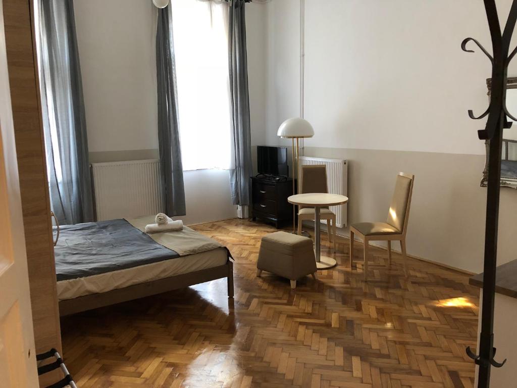 Posteľ alebo postele v izbe v ubytovaní Downtown Apartment