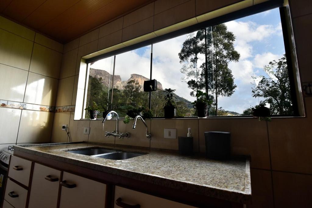 Η κουζίνα ή μικρή κουζίνα στο Casa Doce Lar, novidade embaixo da Pedra do Baú