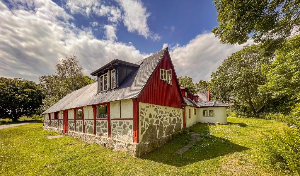 シムリスハムンにあるTobishirdgårdの草原の赤白納屋