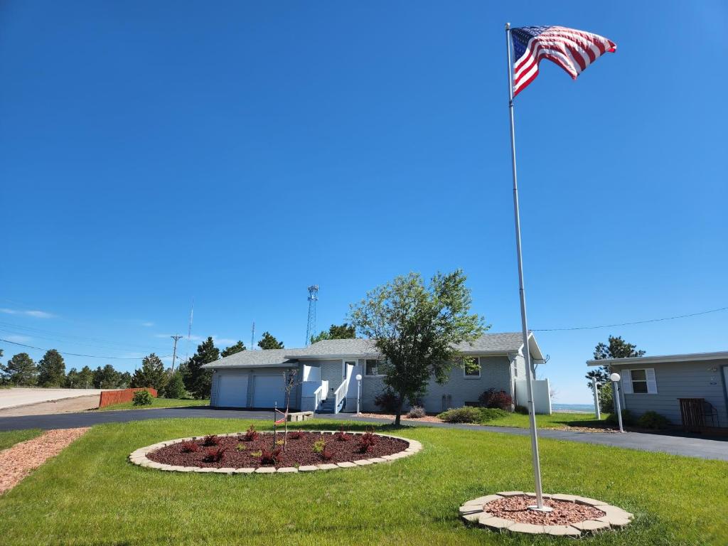 una bandera americana en un poste de bandera en un patio en TKTK, en Rapid City