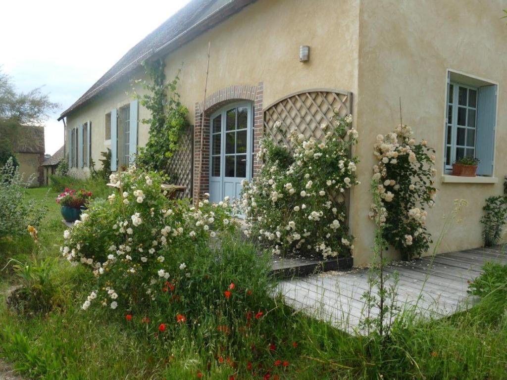ein Haus mit Blumen davor in der Unterkunft Gîte Montmirail, 5 pièces, 8 personnes - FR-1-410-266 in Montmirail