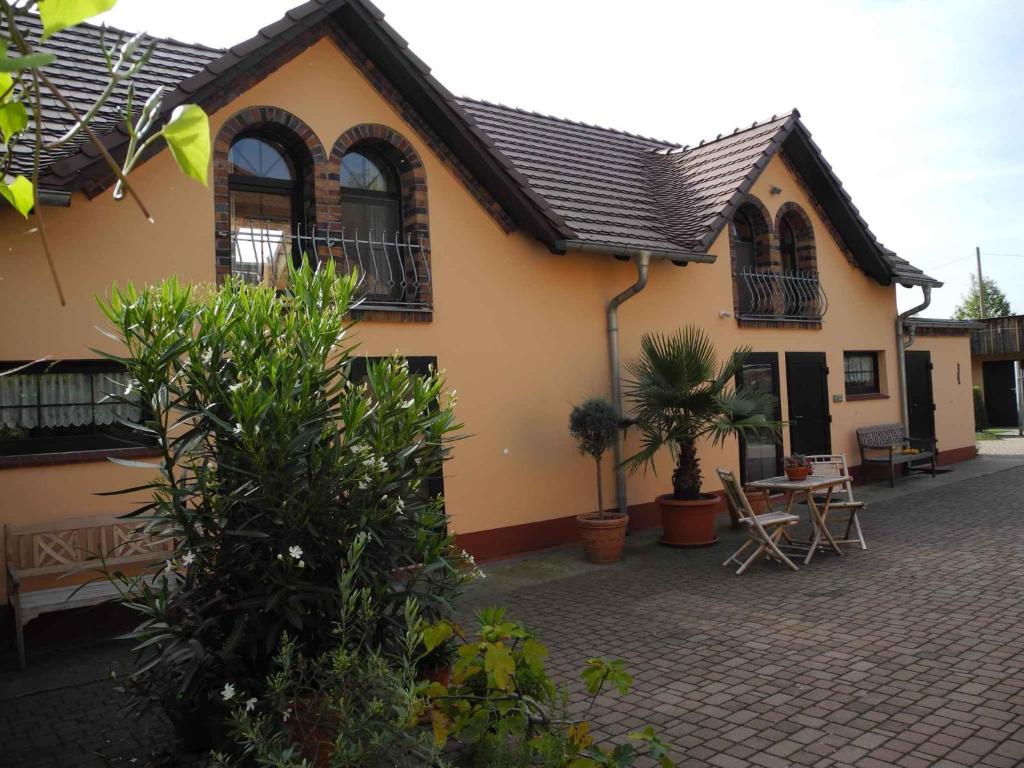 a house with a courtyard with chairs and plants at Apartments in Vetschau Spreewald 2618 in Vetschau