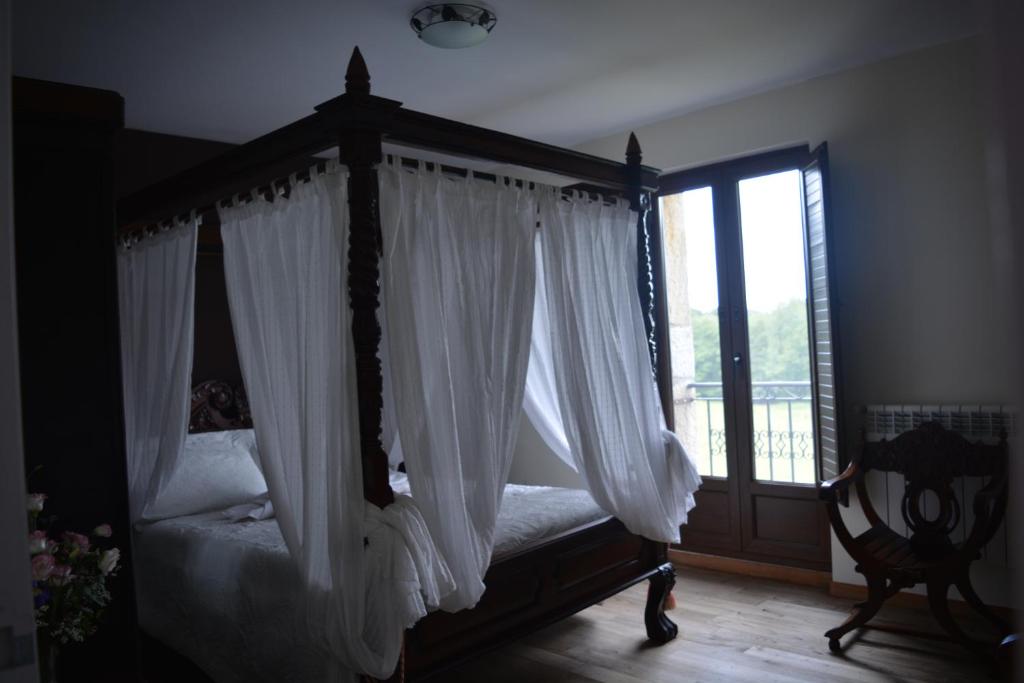 A bed or beds in a room at el calero