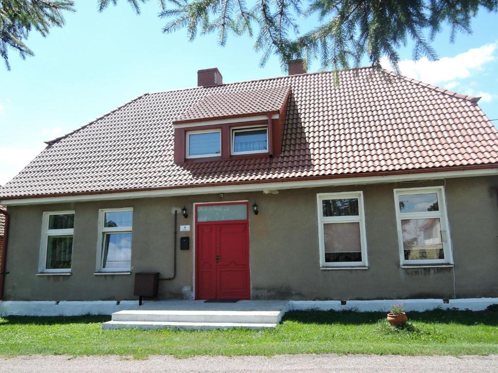 une maison avec une porte rouge dans l'établissement Holiday home in Stepnica, à Stepnica