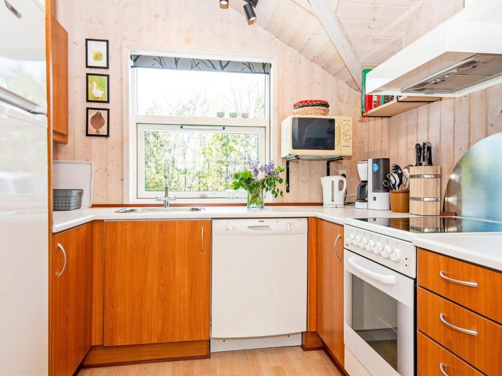 Kuchyň nebo kuchyňský kout v ubytování Holiday home Hemmet CCXLVI