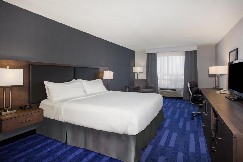 Postel nebo postele na pokoji v ubytování Holiday Inn & Suites Grande Prairie by IHG