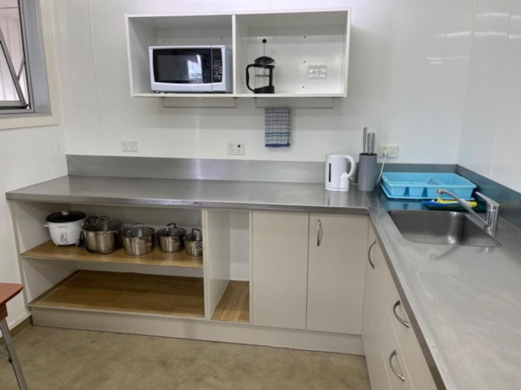 Kuchyň nebo kuchyňský kout v ubytování Raymar Motor Inn