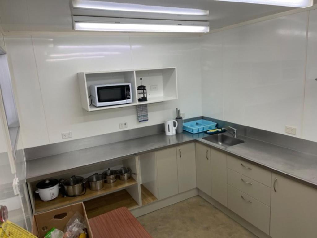Kuchyň nebo kuchyňský kout v ubytování Raymar Motor Inn