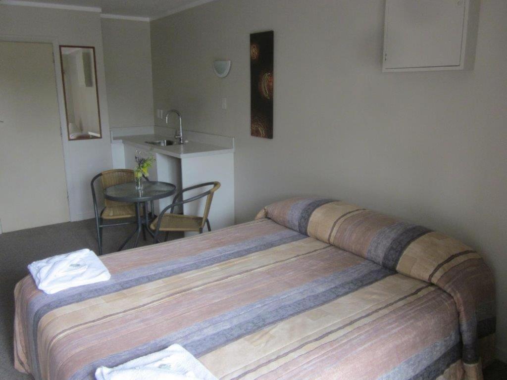 Postel nebo postele na pokoji v ubytování Raymar Motor Inn