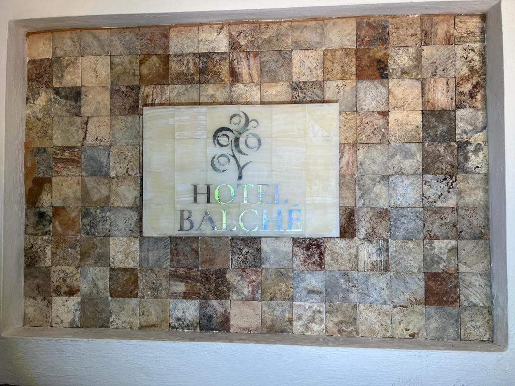 Una pared de azulejos con un cartel que lee "Hope Balle" en Hotel Balché en Bacalar