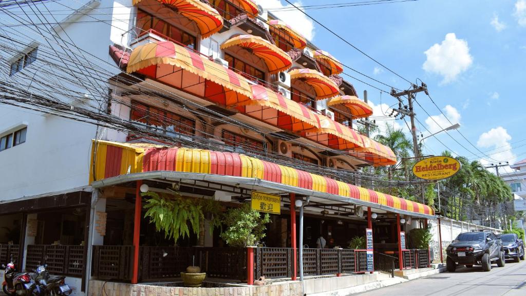 un edificio con un mucchio di balconi sopra di Klein Heidelberg Guesthouse a Pattaya North
