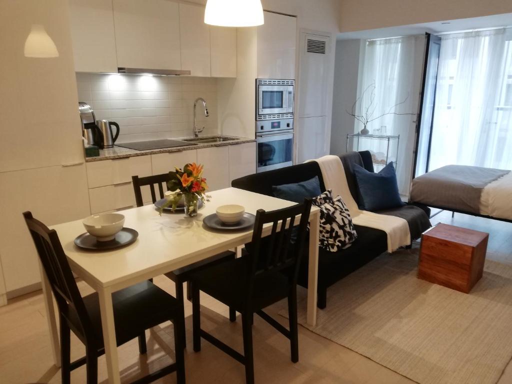 Kuchyň nebo kuchyňský kout v ubytování Stylish Downtown Toronto Residential Hotel