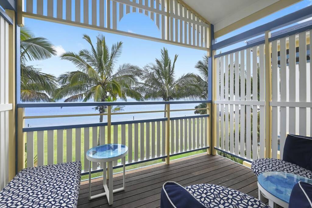 Un balcón con sillas y vistas al océano. en Hamptons Style Villa 43, en Tangalooma