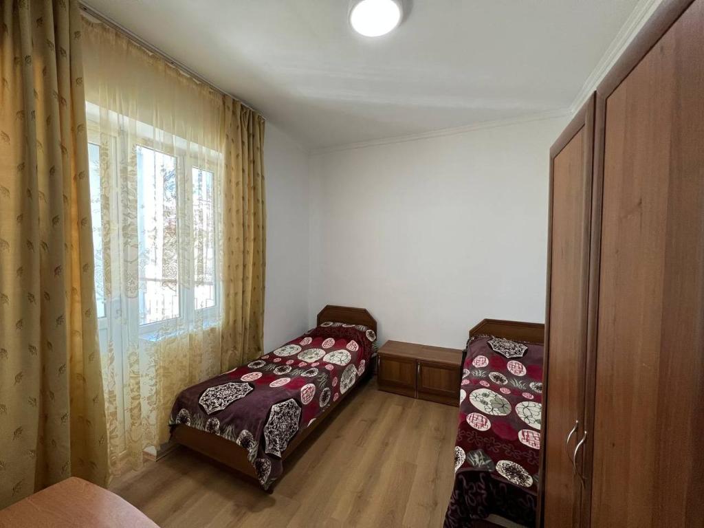 Postel nebo postele na pokoji v ubytování Гостевой дом Акварель 阿克瓦雷爾旅館 Guest house Akvarel 게스트하우스 아크바렐