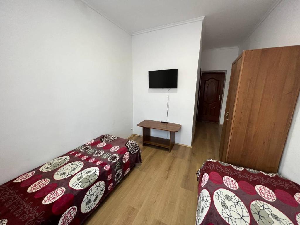Postel nebo postele na pokoji v ubytování Гостевой дом Акварель 阿克瓦雷爾旅館 Guest house Akvarel 게스트하우스 아크바렐