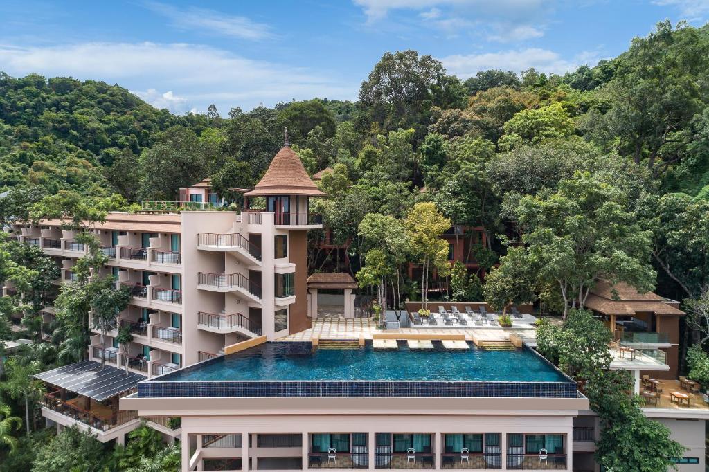 einem Luftblick auf ein Gebäude mit einem Pool in der Unterkunft Avani Ao Nang Cliff Krabi Resort in Ao Nang Beach