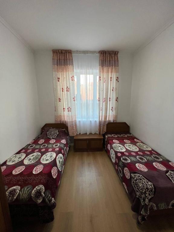 Postel nebo postele na pokoji v ubytování Гостевой дом Акварель 阿克瓦雷爾旅館 Guest house Akvarel 게스트하우스 아크바렐