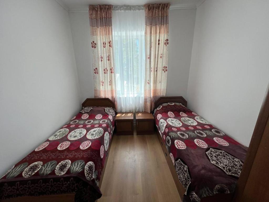 Postel nebo postele na pokoji v ubytování Гостевой дом Акварель 阿克瓦雷爾旅館 Guest house Akvarel 게스트하우스 아크바렐