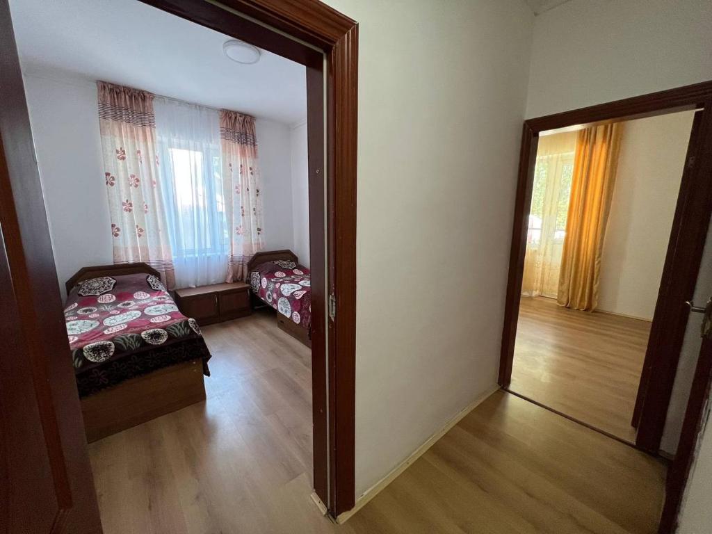 Postel nebo postele na pokoji v ubytování Гостевой дом Акварель 阿克瓦雷爾旅館 Guest house Akvarel 게스트하우스 아크바렐