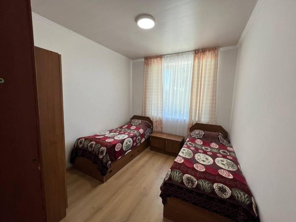 Postel nebo postele na pokoji v ubytování Гостевой дом Акварель 阿克瓦雷爾旅館 Guest house Akvarel 게스트하우스 아크바렐