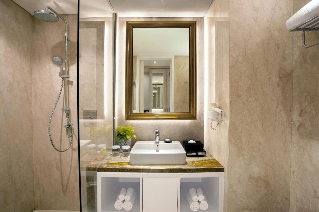 Swiss-Belboutique Yogyakarta - Deluxe Queen Room