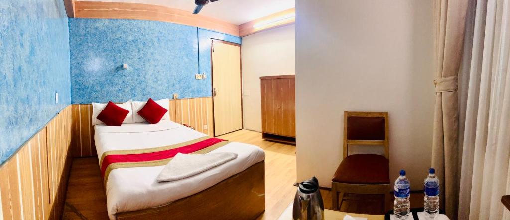 Postel nebo postele na pokoji v ubytování Thamel Seasons Hotel