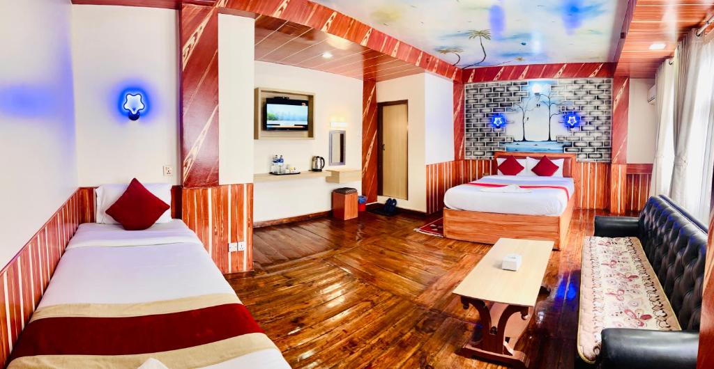 Postel nebo postele na pokoji v ubytování Thamel Seasons Hotel