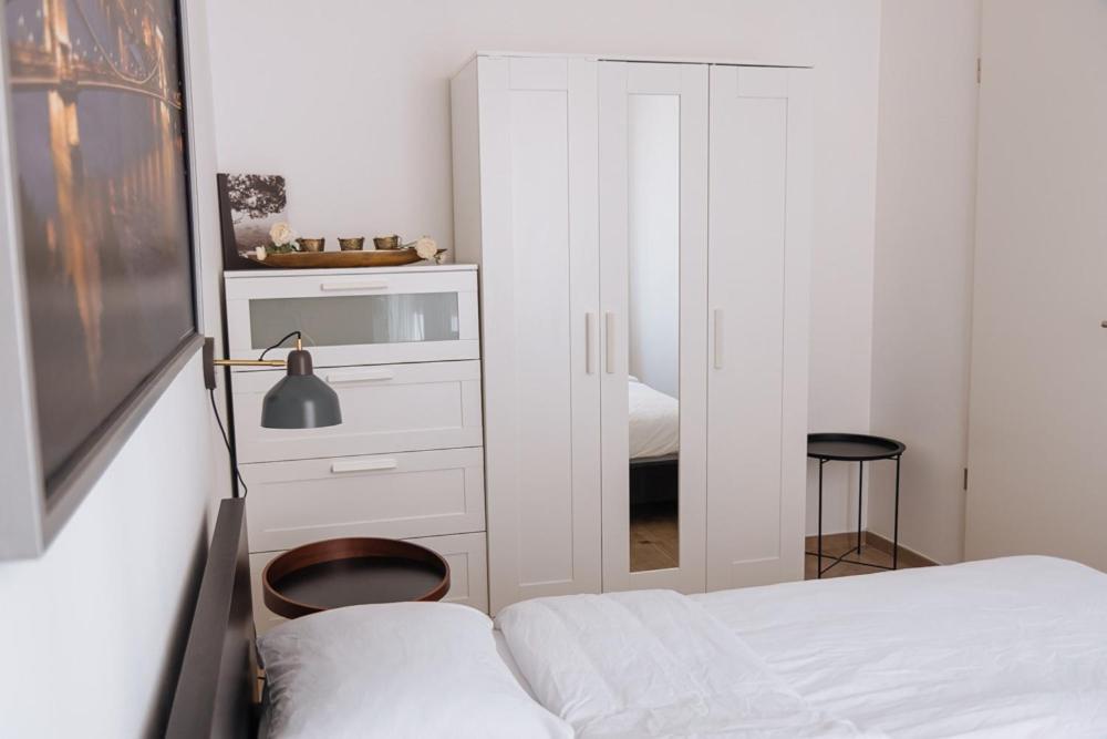 Posteľ alebo postele v izbe v ubytovaní A 211, apartments in the heart of the Jewish quarter