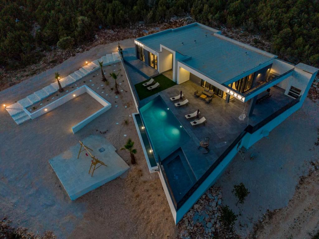 einen Blick über ein Haus mit Pool in der Unterkunft Villa Porta Novalja in Novalja