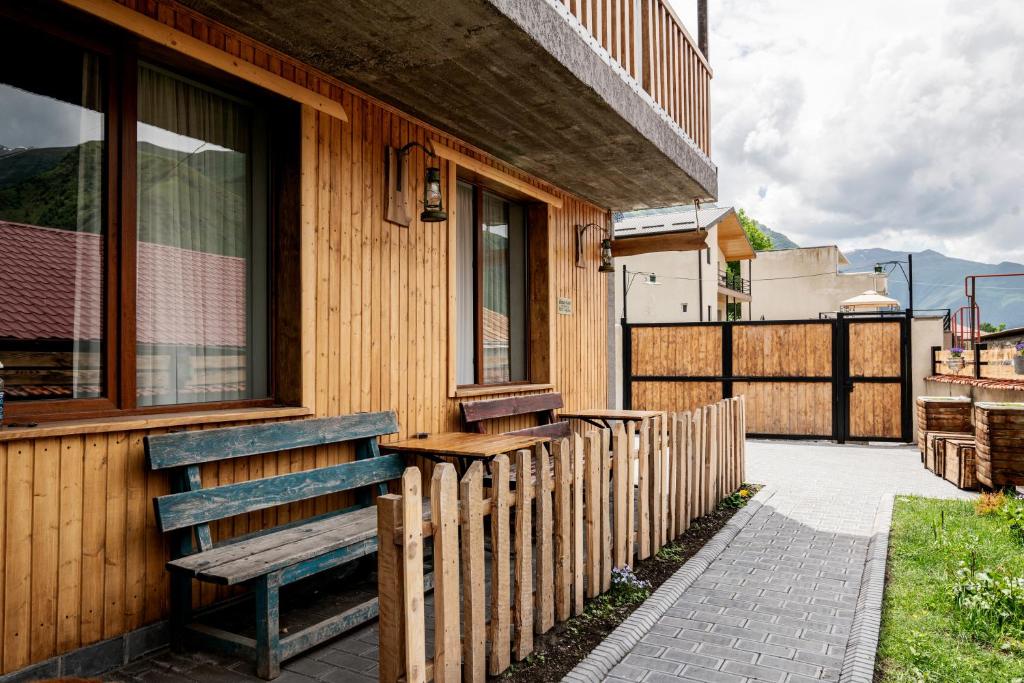 Nespecifikovaný výhled na hory nebo výhled na hory při pohledu z hostelu