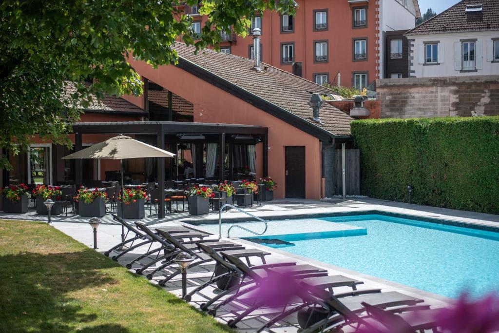 Bazén v ubytování Le Grand Hotel & Spa nebo v jeho okolí
