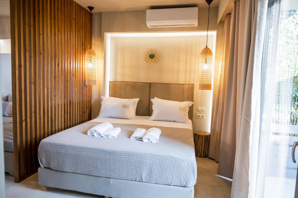 Posteľ alebo postele v izbe v ubytovaní Theros Suites