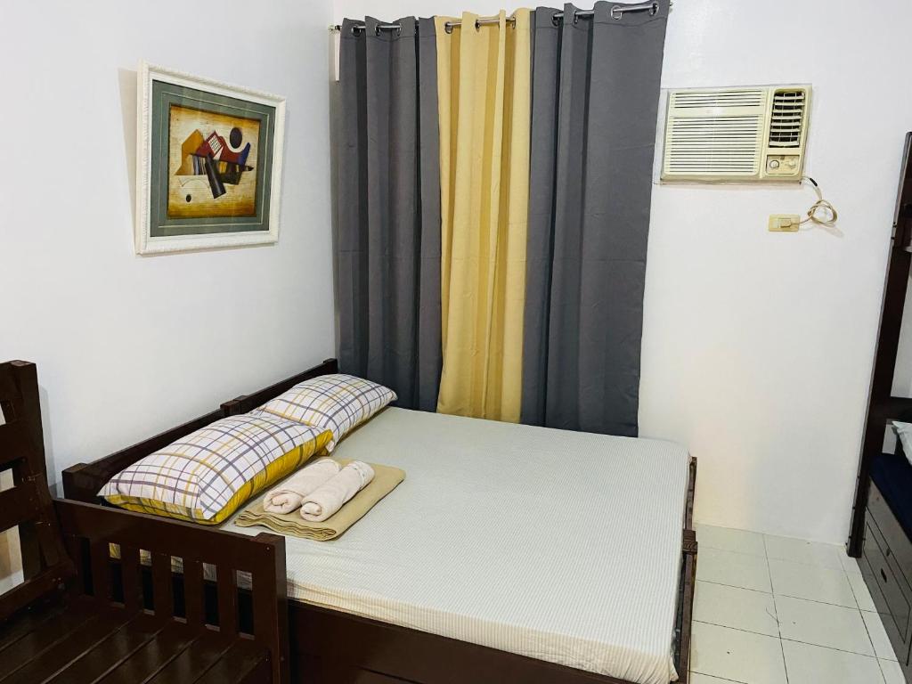 Affordable, Tidy & Spacious Staycation for Family or Group with Pool Access