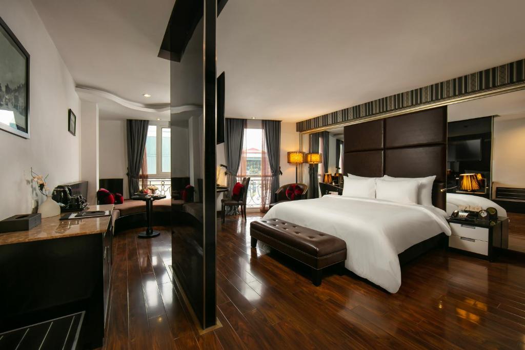 Postel nebo postele na pokoji v ubytování La Nueva Boutique Hotel Hanoi & Spa